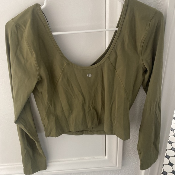 Barely worn, lululemon top size 4 - Picture 2 of 2